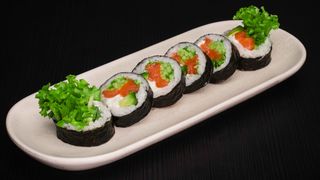 Futomaki z łososiem