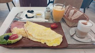 Petit Déjeuner Omelette Charcuterie