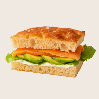 Focaccia de queso, aguacate y salmón