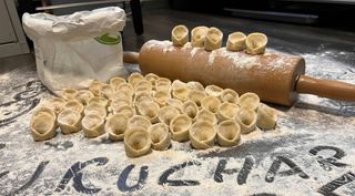 10  aromatycznych uszek z farszem z gotowanej kapusty i mięsa