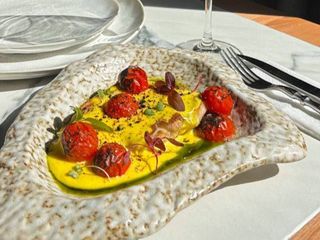 Морський окунь в обіймах соусу чеддер та томатами (220г)