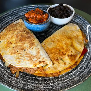 Quesadilla de cerdo al estilo pibil con queso ahumado   