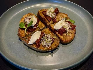 Брускети з в'яленими томатами та сиром філадельфія (150g)