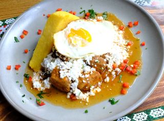 Tochitura moldoveneasca cu mamaliguta, branza de oaie si ou 