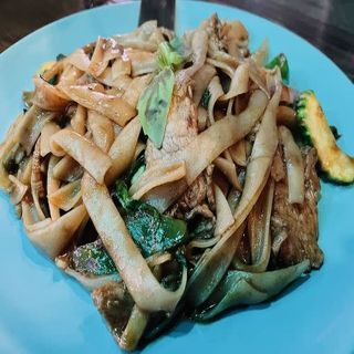 G2. PAD KI MAO (Drunken Noodles)