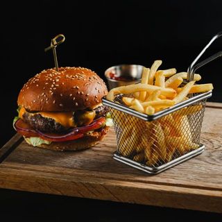 Бургер з телятиною  та соуом барбекю