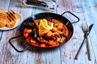 Tigaie picantă cu fructe de mare