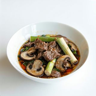 Carne de vită cu bambus şi ciuperci