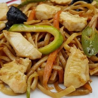 36. Tallarines fritos con pollo y verdura