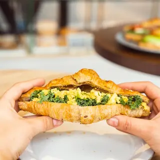 Croissant relleno Tofu revuelto