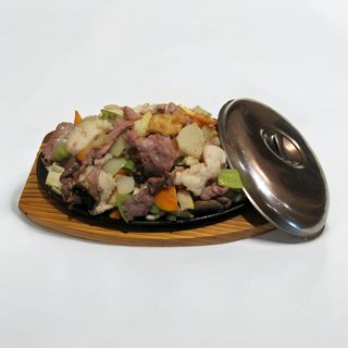 228. Три вида месо на метална плоча със зеленчуци