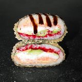 Суші-бургер з лососем