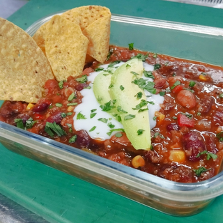 Alubias mexicanas con crema de aguacate y nachos con postre y bebida