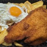 Plato combi: patatas fritas, huevo y pechuga empanada