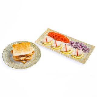 Icre de crap cu ceapa rosie si paine prajita