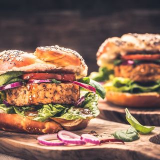Vege burger,bułka,pomidor,ogórek ,sałata lodowa,majonez vege