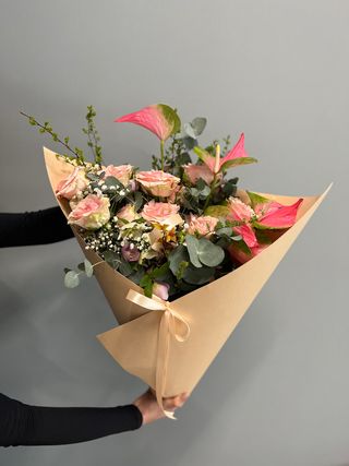 Bukiet w papierowym różku elegancki mieszany duży 