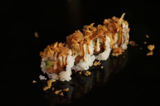 120. Uramaki Salmón, Aguacate Y Cebolla Frita (8 Uds.)