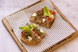 Тёплая брускетта с тунцом (240 гр.)