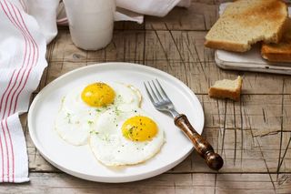 Ouă ochiuri cu cartofi și telemea