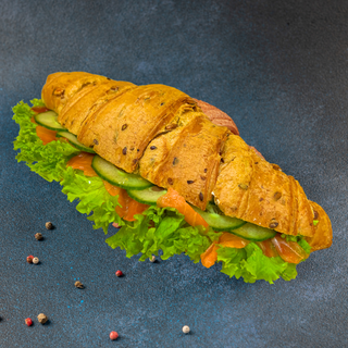 Круасан зерновий з лососем	