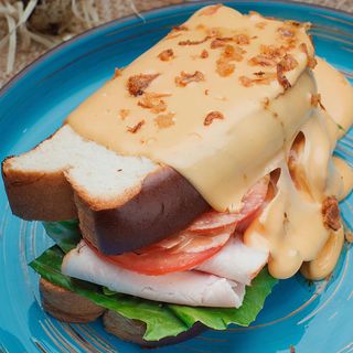 Сендвіч з шинкою, сирним соусом та трюфельним медом