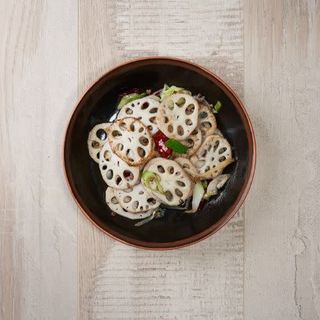 Raíz de loto al wok 