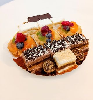 Platou prăjituri asortate (cu tarte cu fructe)