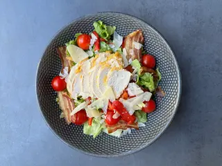 Cezar salata + Crveni sokić 0,33L