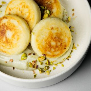 Syrniki with pistachio