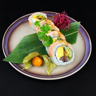 RS. Uramaki owinięte karmelizowanym opalanym łososiem MOWI z kolendrą