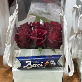 rose in scatola con borsetta