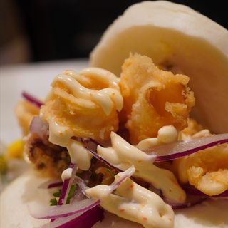 Bao de calamar crujiente (1 ud)