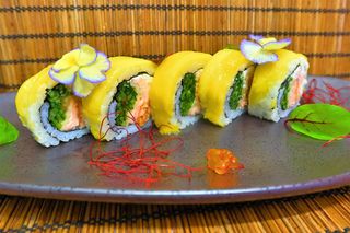 Futo sake mango roll 10szt.