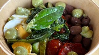 Insalatona bieta, uova e avocado