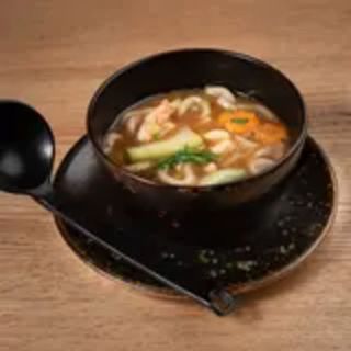 Sopa de Tallarines Udon, Gambas y Verduras de Tempura