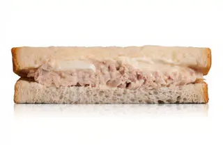 Sándwich de atún con huevo