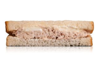 Sándwich de atún con huevo