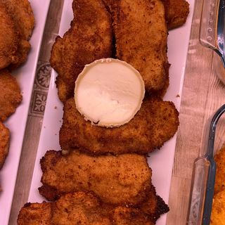 Librito de queso de cabra y cebolla caramelizada 