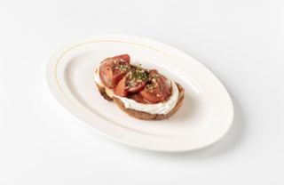 Брускетта с томатами и страчателлой