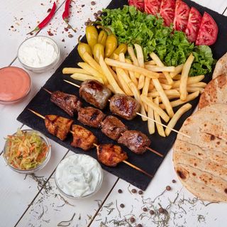 Խոզի սուվլակի ափսեում