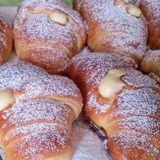 Cornetto alla crema e amarena