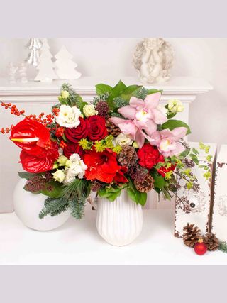 Buchet cu garoafe, trandafiri si lisianthus