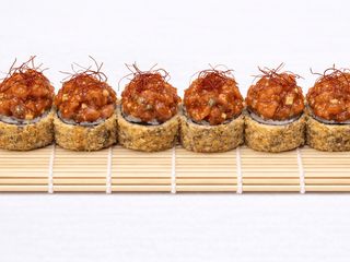 Futomaki w panko z tatarem z łososia 6 szt.