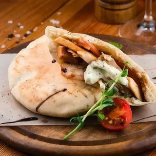 Pita Pollo con Queso y Ensalada