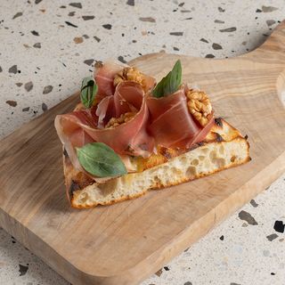 Focaccia con gorgonzola, speck, noci e miele