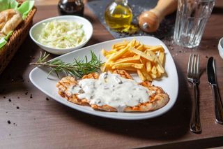 Meniu Escalop de Porc cu Sos de Ciuperci