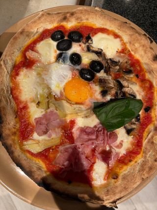 Capricciosa con uovo
