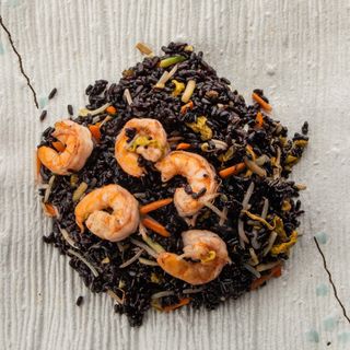 183. Riso black con gamberi