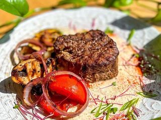 Stek z polędwicy wołowej  z warzywami z grilla i sosem z tuńczyka (320g)